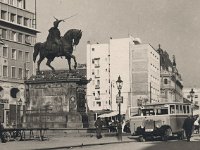 Trg bana Jelačića oko 1933. godine, Stajalište autobusa za Trešnjevku